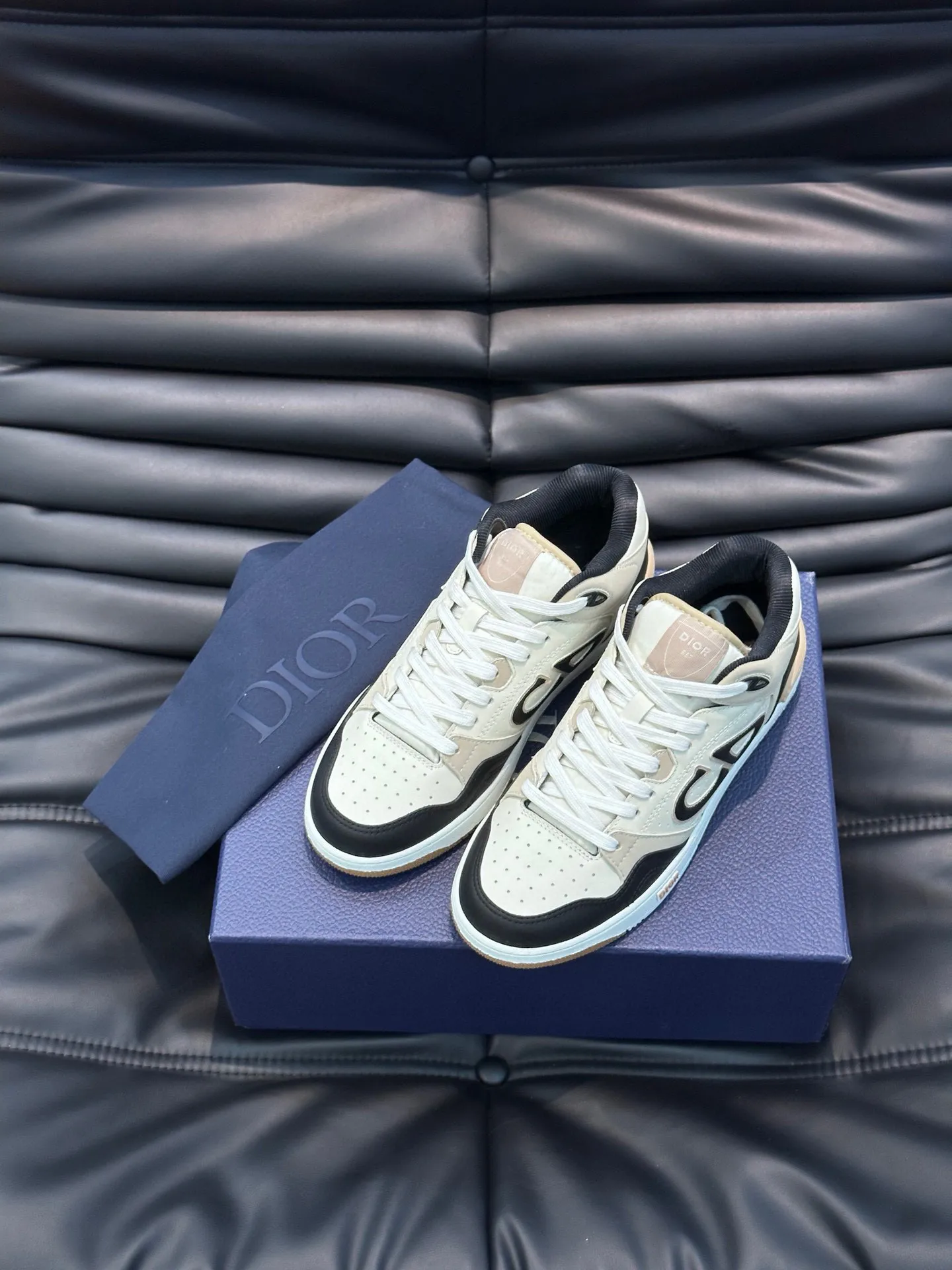 Ex-factory price: 440💰DIOB57 mid-top sneakers are shipped. This B57 mid-top sneaker is a new product in the 2024 spring men's wear series. It reinterprets the basketball shoe design and has become a classic item of Dior. Mid-top lace-up style crafted from color-blocked cow leather with contrasting suede and a CD logo displayed on the side. The tongue is decorated with the Dior B57 logo, and various distinctive details enhance the style. The CD logo eyelet details, upper stitching and rubber panels highlight the dynamic charm of its sports style. With two-color rubber sole, mesh fabric lining and cotton lining for foot padding, the upper foot is comfortable and breathable. Can be paired with a variety of clothing to create a sophisticated look. Code 38-44, (45 can be customized)